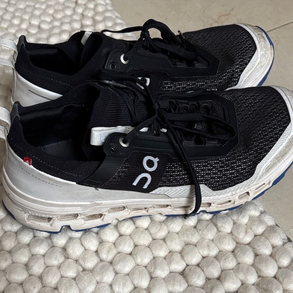 On Running Men's Black and White Athletic Shoes - Picture 2 of 7